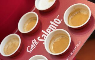 Koffie voor vroege vogels bij de entree van de Vakbeurs Facilitair